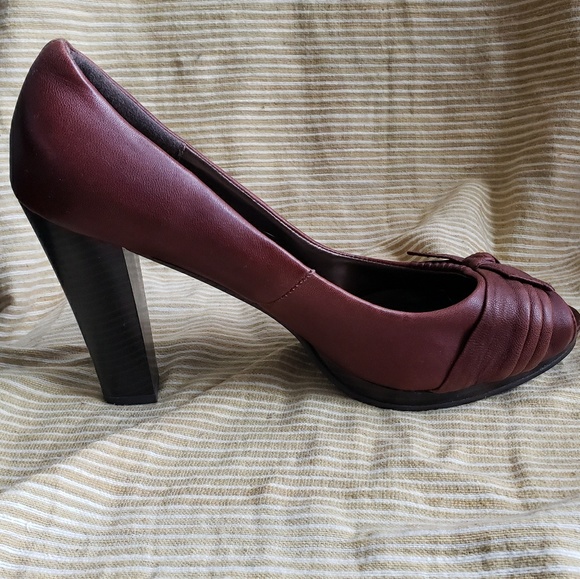 Shoe - Picture 4 of 4